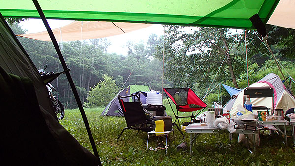 タープの水が勢い良くしたたっています